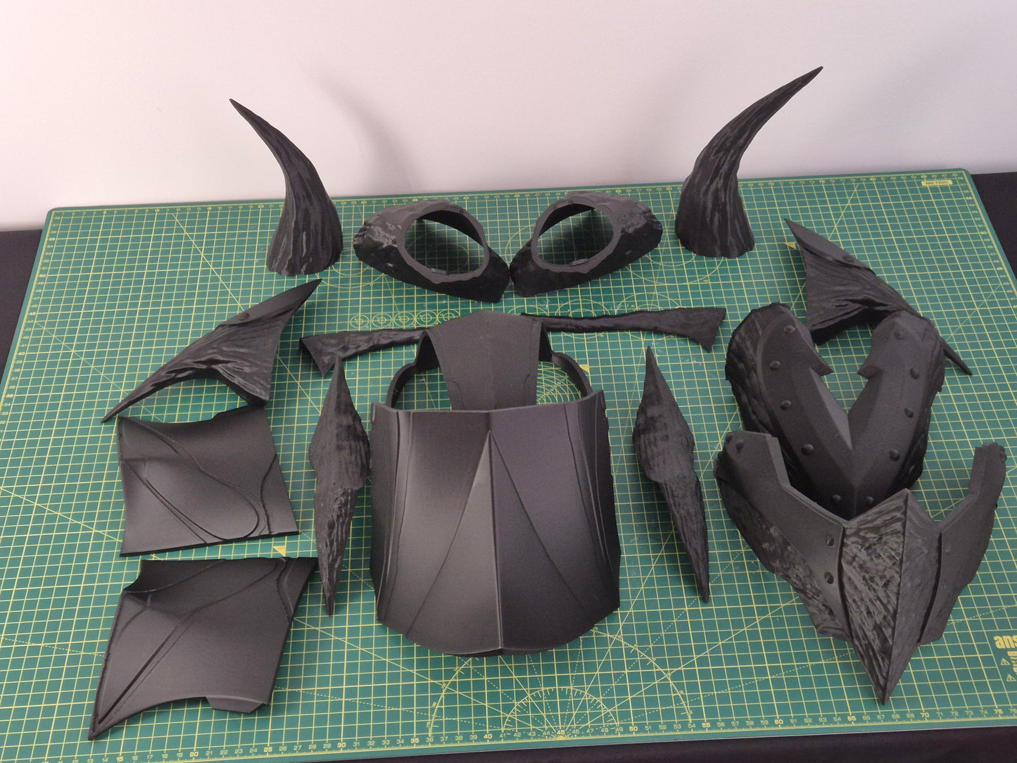 Daedric Helmet (Skyrim) – 3D Printed Cosplay Kit, Adult XL Fit, Grey PLA+ | Fan-Made, Assemble & Paint