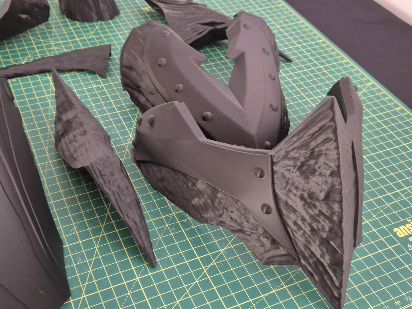 Daedric Helmet (Skyrim) – 3D Printed Cosplay Kit, Adult XL Fit, Grey PLA+ | Fan-Made, Assemble & Paint