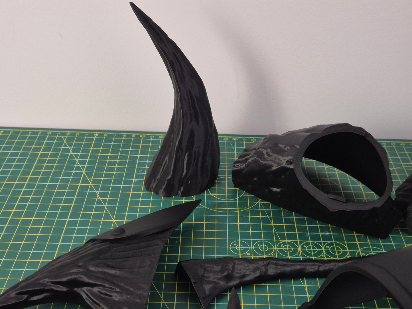 Daedric Helmet (Skyrim) – 3D Printed Cosplay Kit, Adult XL Fit, Grey PLA+ | Fan-Made, Assemble & Paint