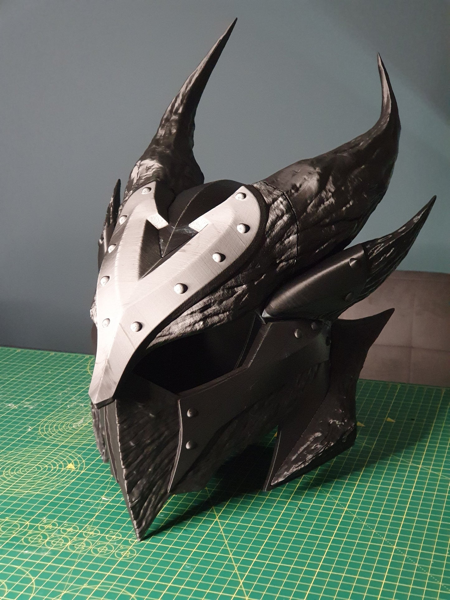 Daedric Helmet (Skyrim) – 3D Printed Cosplay Kit, Adult XL Fit, Grey PLA+ | Fan-Made, Assemble & Paint