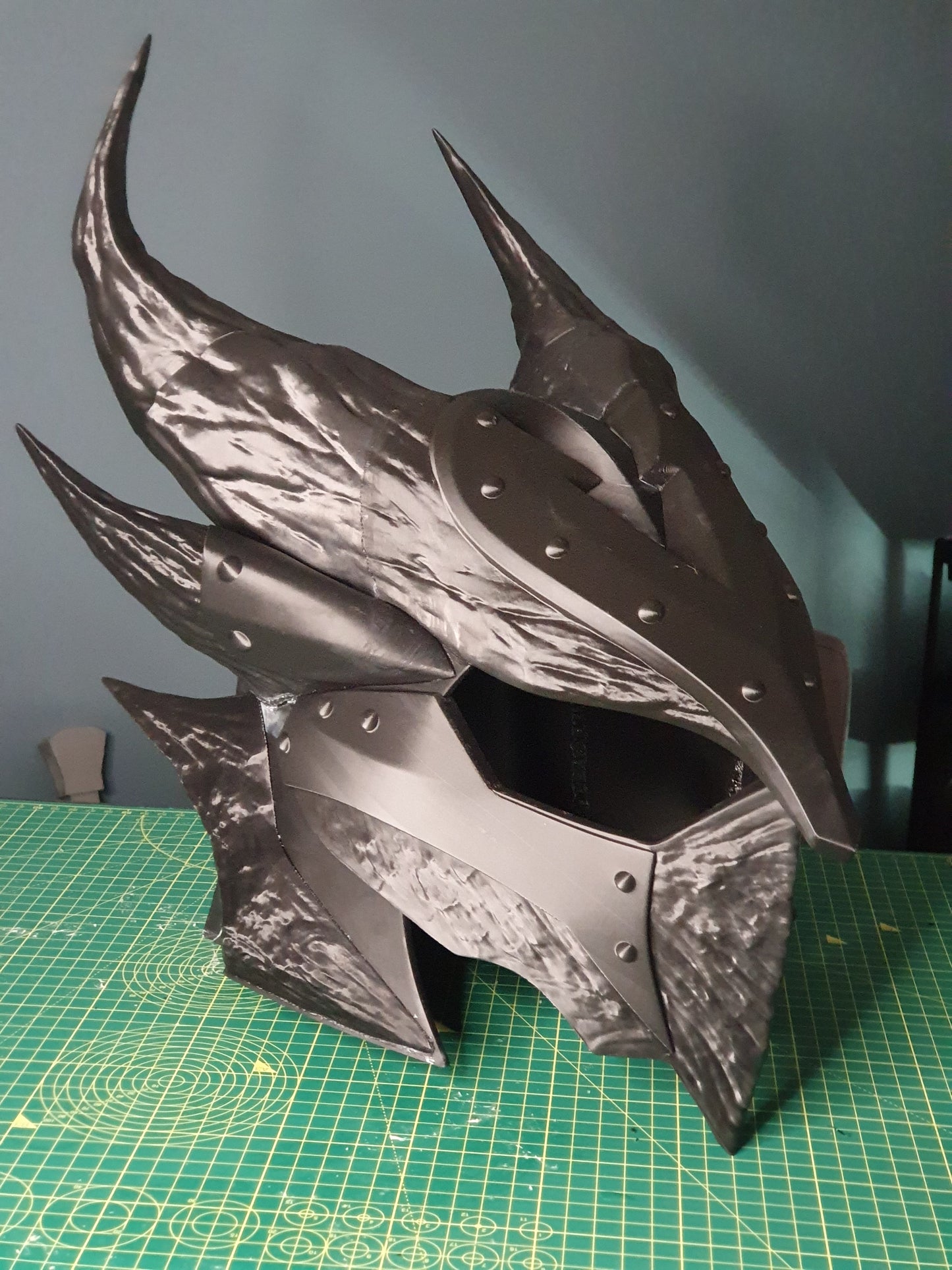 Daedric Helmet (Skyrim) – 3D Printed Cosplay Kit, Adult XL Fit, Grey PLA+ | Fan-Made, Assemble & Paint
