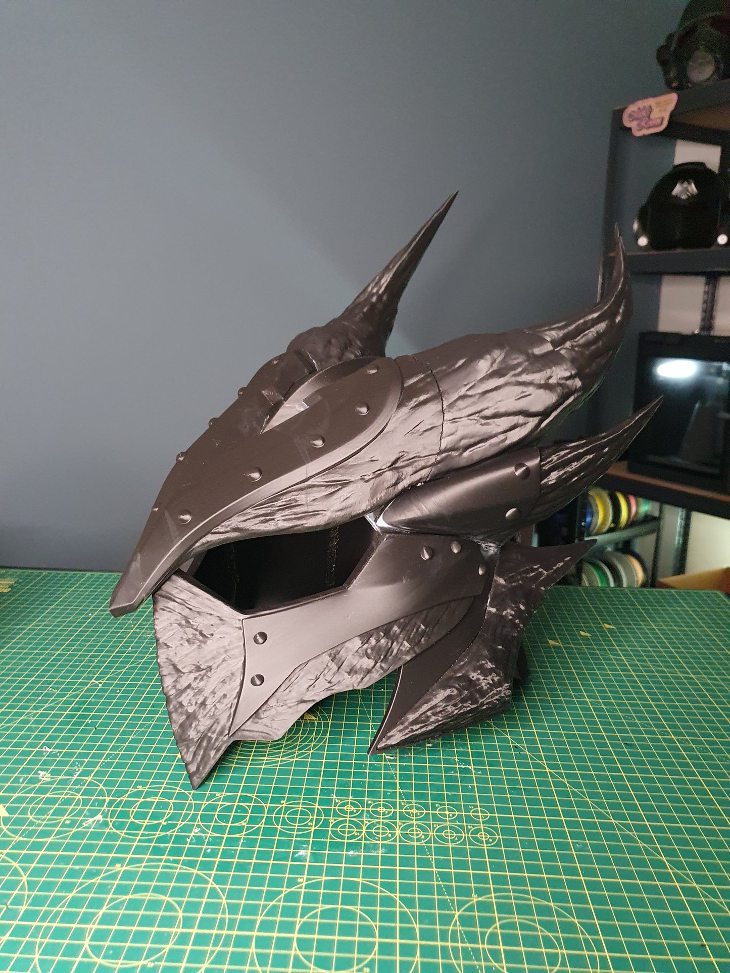 Daedric Helmet (Skyrim) – 3D Printed Cosplay Kit, Adult XL Fit, Grey PLA+ | Fan-Made, Assemble & Paint