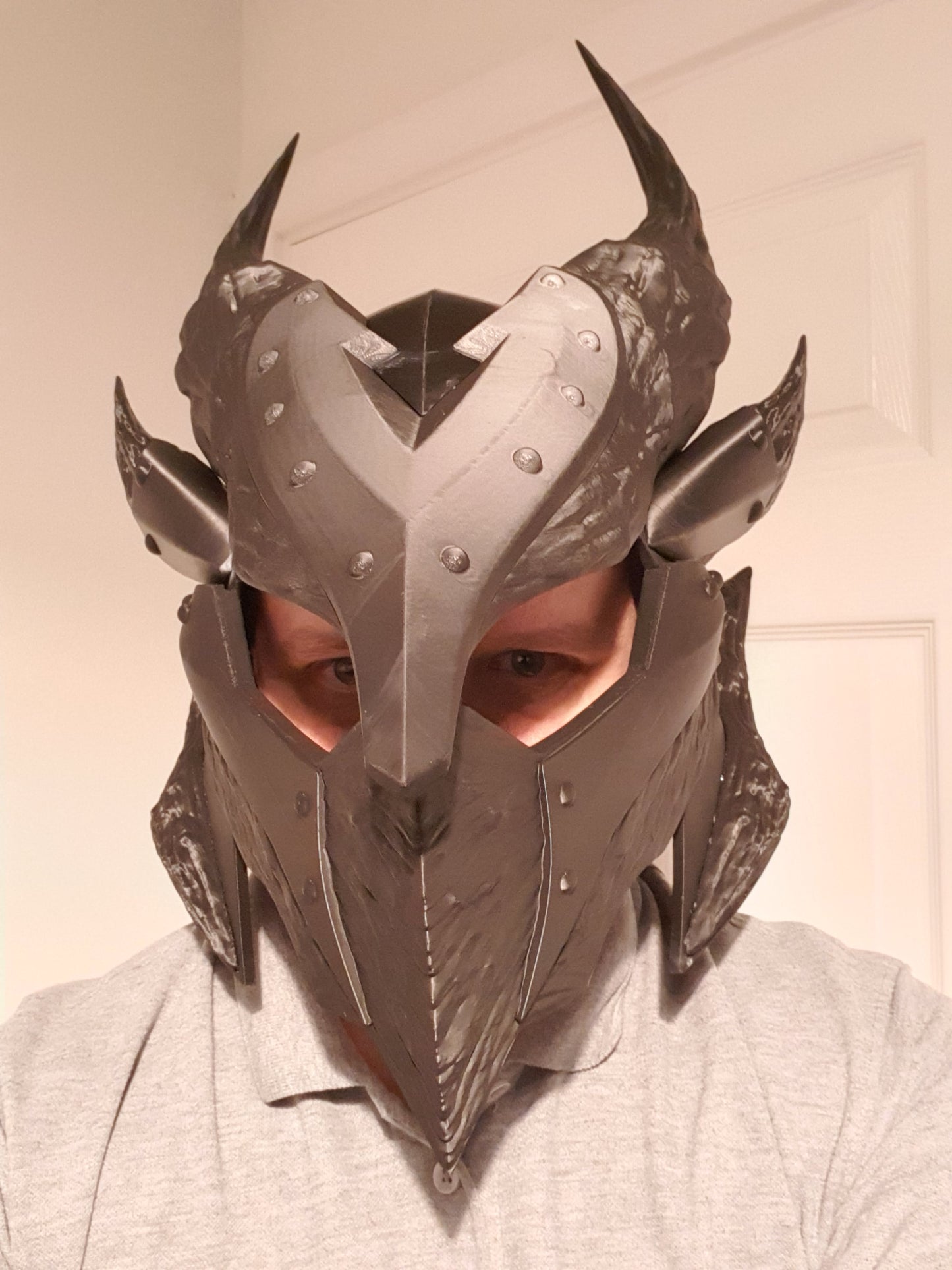 Daedric Helmet (Skyrim) – 3D Printed Cosplay Kit, Adult XL Fit, Grey PLA+ | Fan-Made, Assemble & Paint